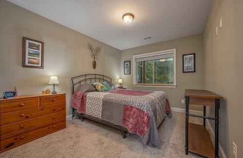 Lynn Casa | Lakeshore View Cottage A peaceful cottage with WIFI and a view of Lake Lanier
