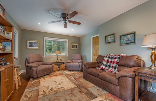 Lynn Casa | Lakeshore View Cottage A peaceful cottage with WIFI and a view of Lake Lanier