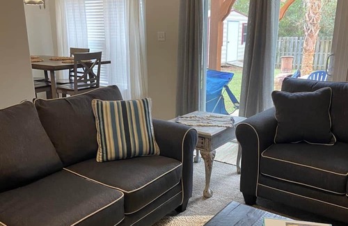 Navarre Casa | Sea Largo, Newly Decorated | 5 Min. to Beach | Comfortable Beds | Quiet Neighborhood | Clean