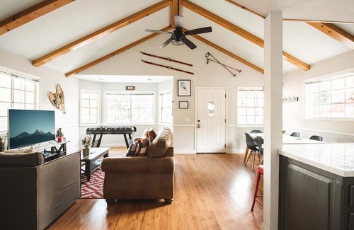 Big Bear Lake Cabaña | Walk/Bike to BikePark/Lake/Zoo/Trails + FirePit + Pet/Baby-friendly