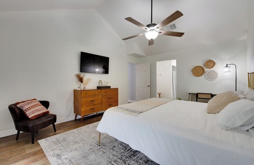 Spring Casa | Luxury Spring Home w/ Pool Table & Outdoor Oasis, King Bed, Spa