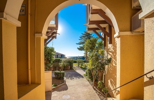 Le Dramont Apartamento | Cosy apartment for 4 people with WIFI, pool, TV, terrace, pets allowed and parking