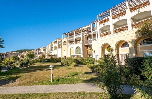 Le Dramont Apartamento | Cosy apartment for 4 people with WIFI, pool, TV, terrace, pets allowed and parking