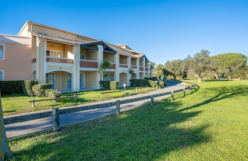 Le Dramont Apartamento | Cosy apartment for 4 people with WIFI, pool, TV, terrace, pets allowed and parking