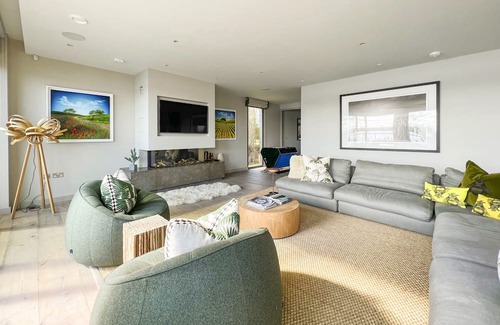 Lechlade Casa | Mallard Lodge, Lakes by Yoo, sleeps 6 adults +6 kids, spa/pool