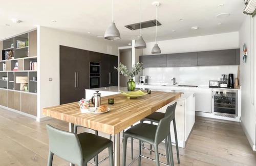 Lechlade Casa | Mallard Lodge, Lakes by Yoo, sleeps 6 adults +6 kids, spa/pool