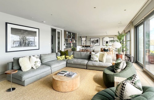 Lechlade Casa | Mallard Lodge, Lakes by Yoo, sleeps 6 adults +6 kids, spa/pool