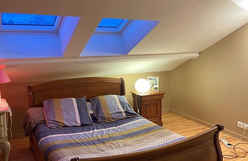 Marnes-la-Coquette Cama Y Desayuno | Bedroom with private bathroom in a bungalow near Paris