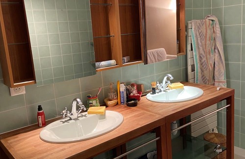 Marnes-la-Coquette Cama Y Desayuno | Bedroom with private bathroom in a bungalow near Paris