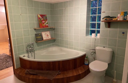 Marnes-la-Coquette Cama Y Desayuno | Bedroom with private bathroom in a bungalow near Paris