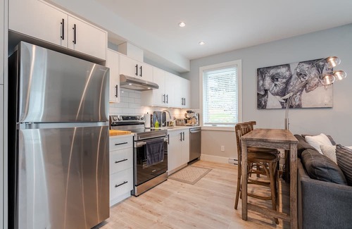 Colwood Casa | New Modern 1-bedroom self contained suite w/ Air Conditioning