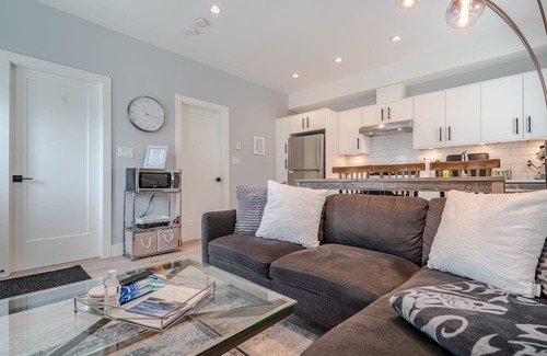 Colwood Casa | New Modern 1-bedroom self contained suite w/ Air Conditioning