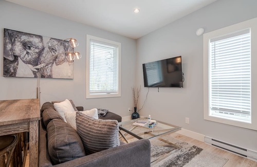 Colwood Casa | New Modern 1-bedroom self contained suite w/ Air Conditioning