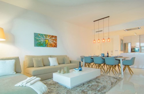 Nueva Milla de Oro Apartamento | Belaire 4 bedroom apartment with terrace and shared pools