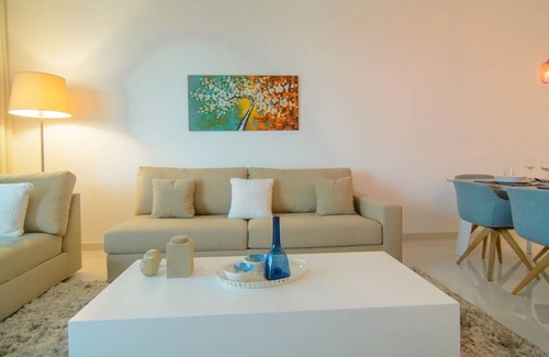 Nueva Milla de Oro Apartamento | Belaire 4 bedroom apartment with terrace and shared pools