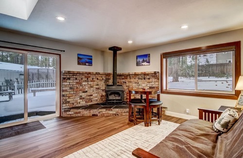 Montgomery Estates Cabina | The Bear Creek Cabin es un impecable retiro de 2 dormitorios en Tahoe.