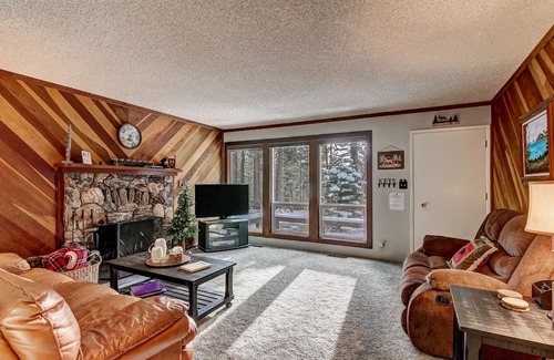 Montgomery Estates Cabina | The Bear Creek Cabin es un impecable retiro de 2 dormitorios en Tahoe.