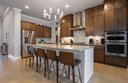 Kingsland Casa | Nuevo listado: alquiler de lujo con piscina, jacuzzi, tobogán acuático, elevador de botes de servicio pesado