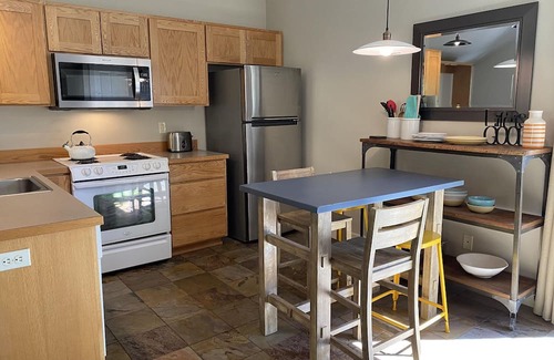 West Hills Apartamento | Hillside Loft- Spacious Studio, 100+mbps Wifi, Gas Fireplace, AC, Balcony