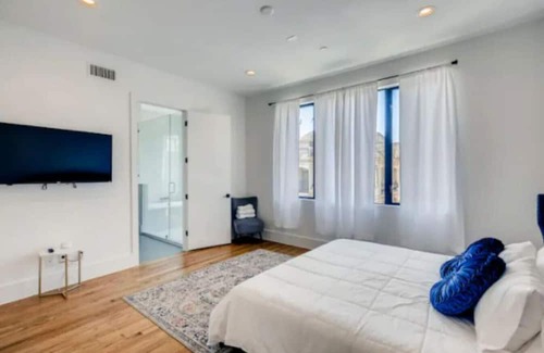 Neartown Casa | Two 4-Story Homes|Near Downtown|8 BDRMS|For Groups
