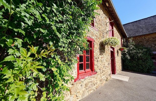 La Chapelle-aux-Filtzmeens Chalet De Esquí | Bonito campamento de cinco estrellas junto a un castillo en Bretaña