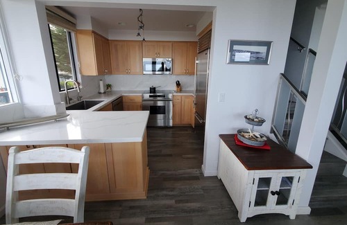 Downtown Monterey Condominio | Stunning views, modern, free parking, heated pool, gated, ocean sounds, central