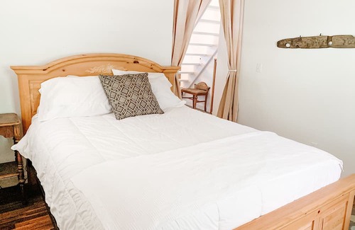 Gills Rock Cabaña | Waterfront 1 bedroom and loft cottage with small private pier on Garrett Bay