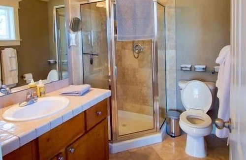 North Queen Anne Casa | Elegant, airy and bright with vivid views over ship canal, Fremont and beyond.