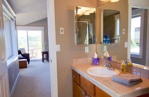 North Queen Anne Casa | Elegant, airy and bright with vivid views over ship canal, Fremont and beyond.