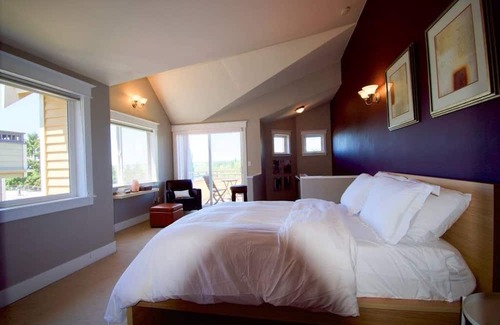 North Queen Anne Casa | Elegant, airy and bright with vivid views over ship canal, Fremont and beyond.