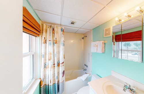Treehouse Casa | Treehouse townhome w/incredible bay views and close shops/restaurant