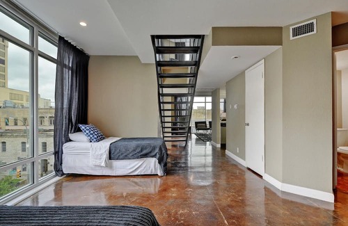 Downtown Austin Apartamento | The Littlefields by Lodgewell > Three Huge Balconies & Views