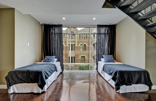Downtown Austin Apartamento | The Littlefields by Lodgewell > Three Huge Balconies & Views