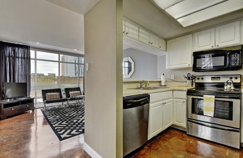 Downtown Austin Apartamento | The Littlefields by Lodgewell > Three Huge Balconies & Views