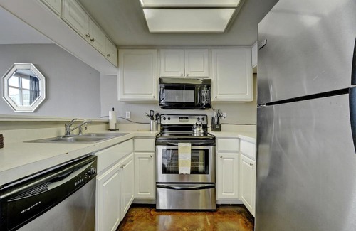 Downtown Austin Apartamento | The Littlefields by Lodgewell > Three Huge Balconies & Views