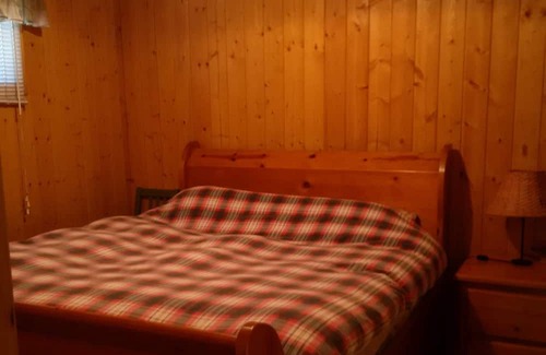 East Kootenay Cabina | Beautiful Cabin with private hot tub in quiet setting