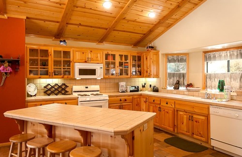 Upper Moonridge Casa | Dreamscape Villa backs ot the forest! Spa, pool table!