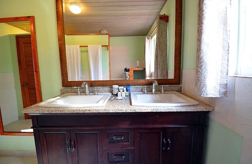 The Bight Apartamento | Spectacular ocean views, centrally located, and just off Grace Bay Beach