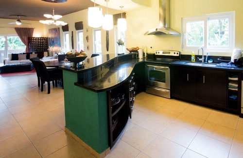 Antoneys Cay Condominio | Luxury Waterfront Condo w/ Pool, Dock, and Gardens