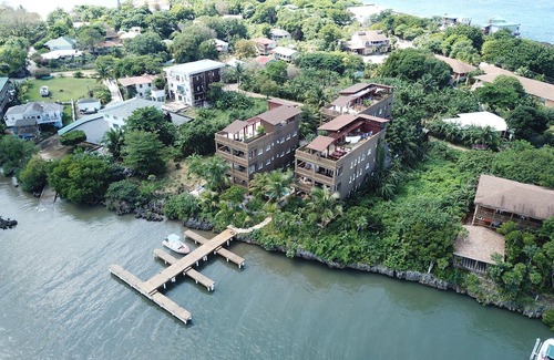 Antoneys Cay Condominio | Luxury Waterfront Condo w/ Pool, Dock, and Gardens