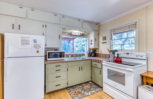 Tillicum Beach Cabaña | Quaint cottage in the woods 75 yards to the beach - dog-friendly, firepit & WiFi