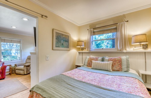 Tillicum Beach Cabaña | Quaint cottage in the woods 75 yards to the beach - dog-friendly, firepit & WiFi