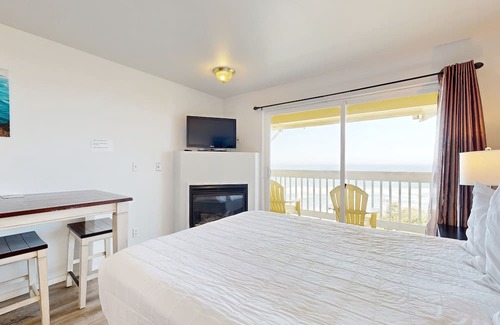 Lincoln City Apartamento | Upper-Floor Oceanview Studio, Perfect for Couples - Free WiFi, Dogs Allowed