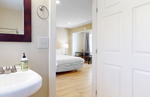 Lincoln City Apartamento | Lovely Studio with Great View & Nearby Beach Access - Dogs Welcome