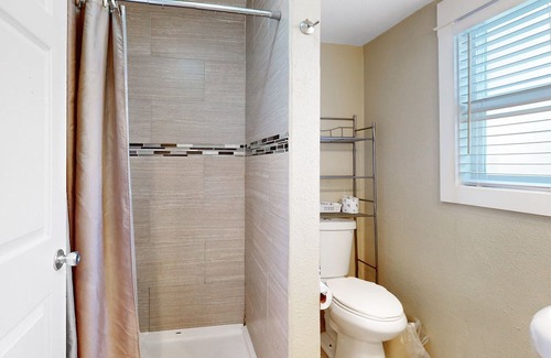 Lincoln City Apartamento | Lovely Studio with Great View & Nearby Beach Access - Dogs Welcome