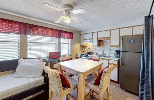 Gulf Lagoon Beach Apartamento | Cozy studio with resort pool & boat dock on the Grand Lagoon