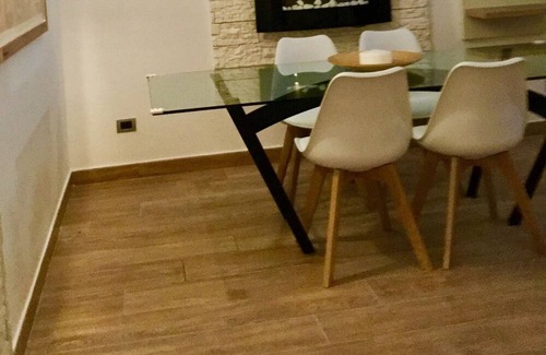 Palese Apartamento | The open red tulip