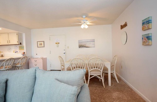 North Ocean City Condominio | Acogedor condominio de dos dormitorios, con temas de playa relajantes en un hermoso edificio frente al mar, ideal para familias