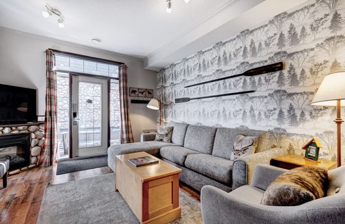 Canmore Chalet De Esquí | Heated Pool-side Chalet w/ Hot Tub | 2 bdrm 8 Guests | Walk anywhere in 15 mins!