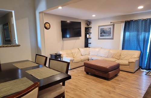 Linda Vista Casa | Excelente ubicación con comodidad y diversión incluida.